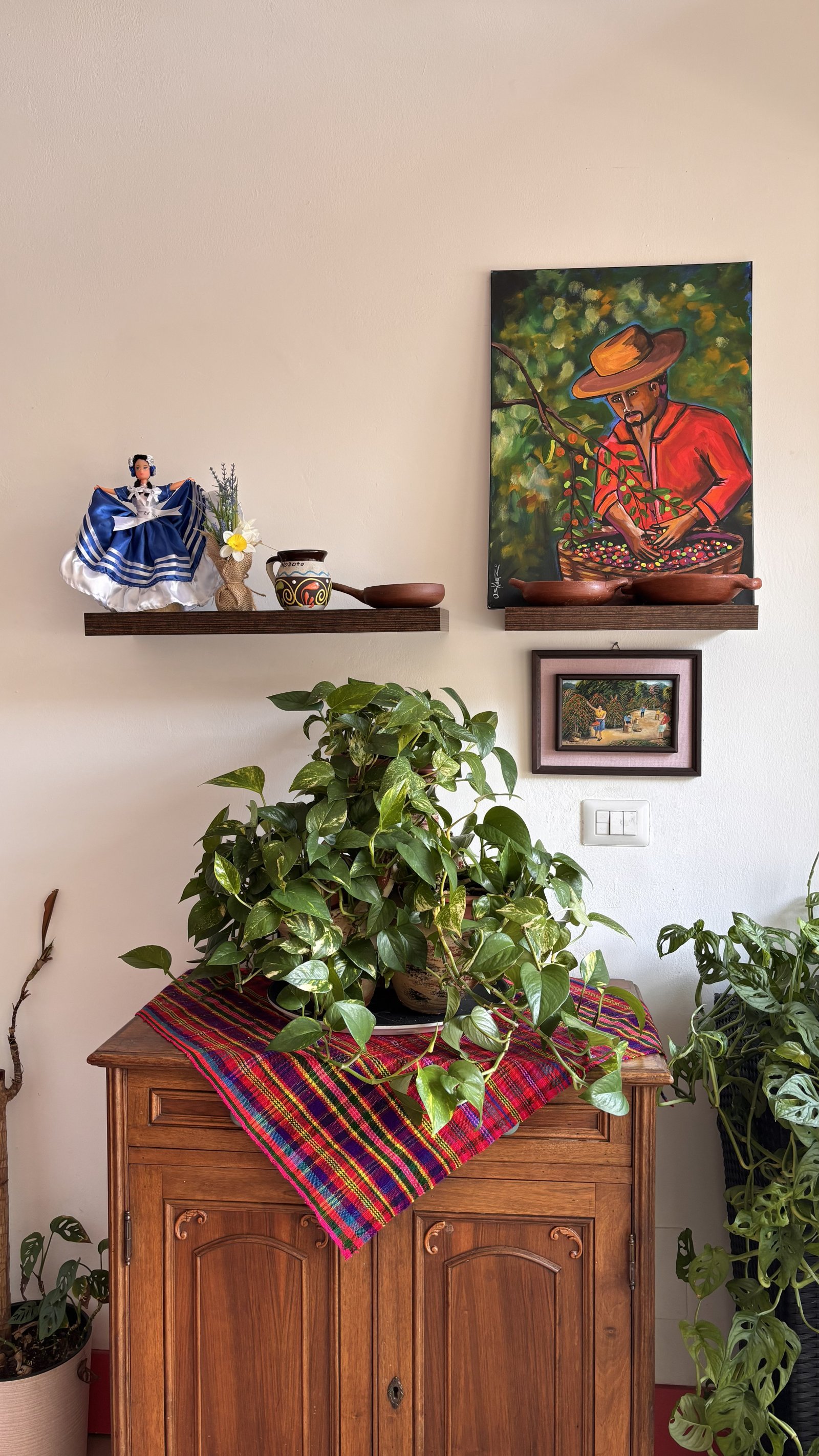 Rincón del restaurante decorado con arte y artesanía salvadoreña